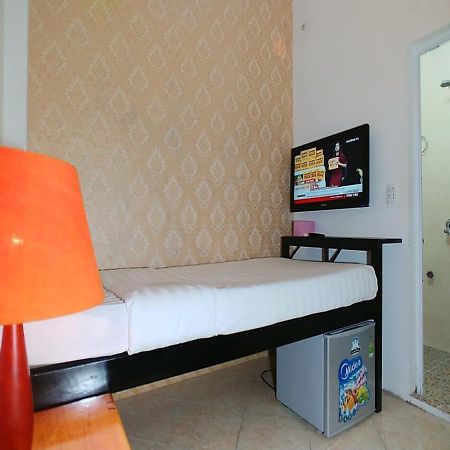 Mad Monkey Hanoi Hostel Buitenkant foto