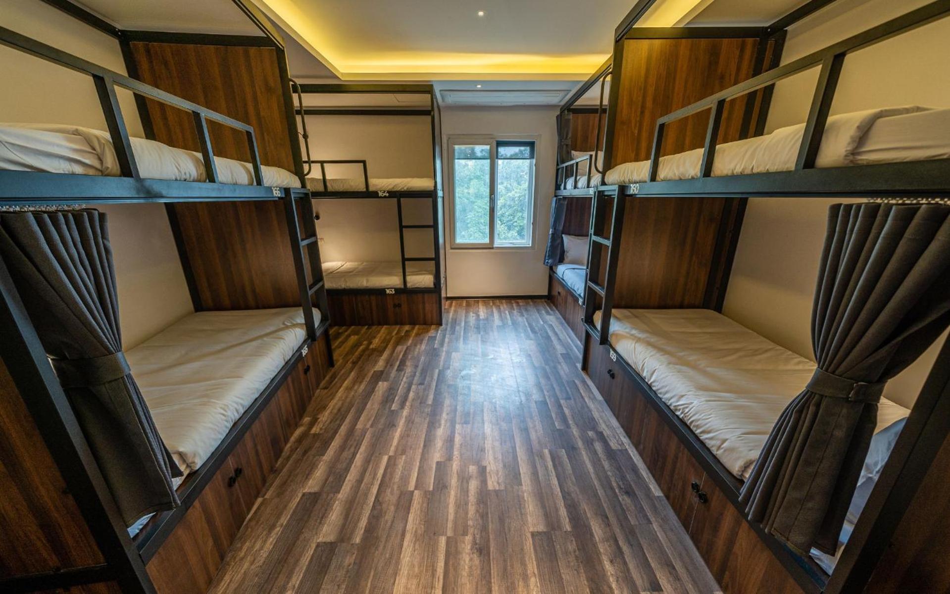 Mad Monkey Hanoi Hostel Buitenkant foto