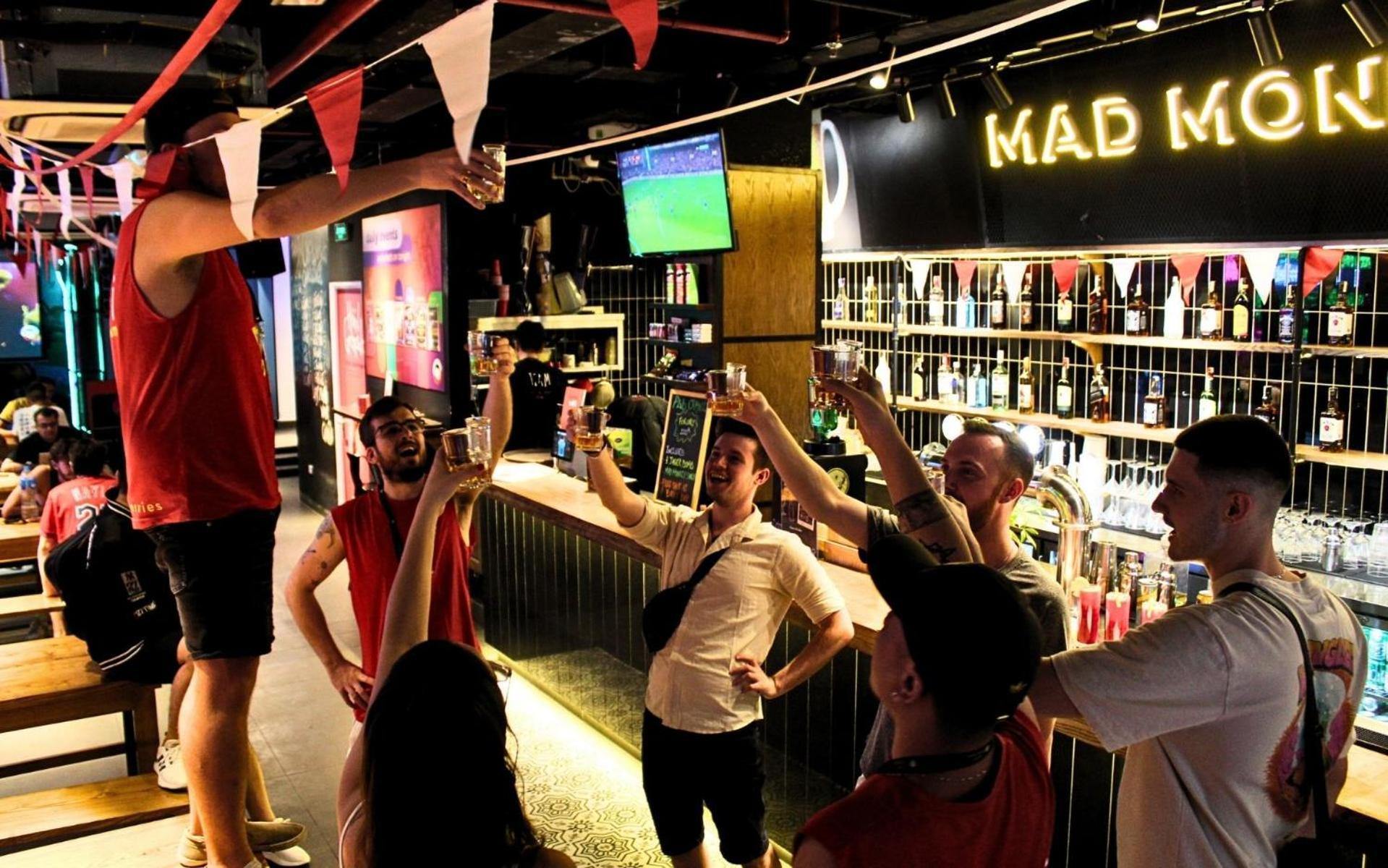 Mad Monkey Hanoi Hostel Buitenkant foto