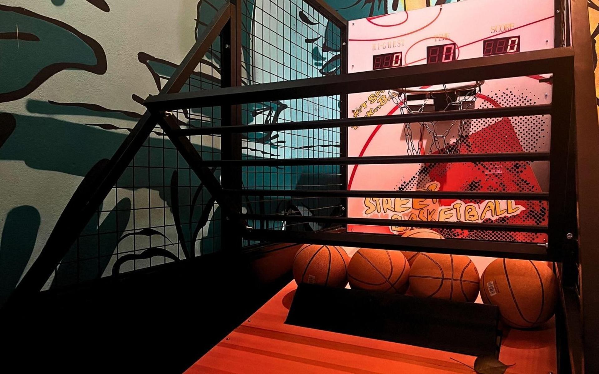 Mad Monkey Hanoi Hostel Buitenkant foto