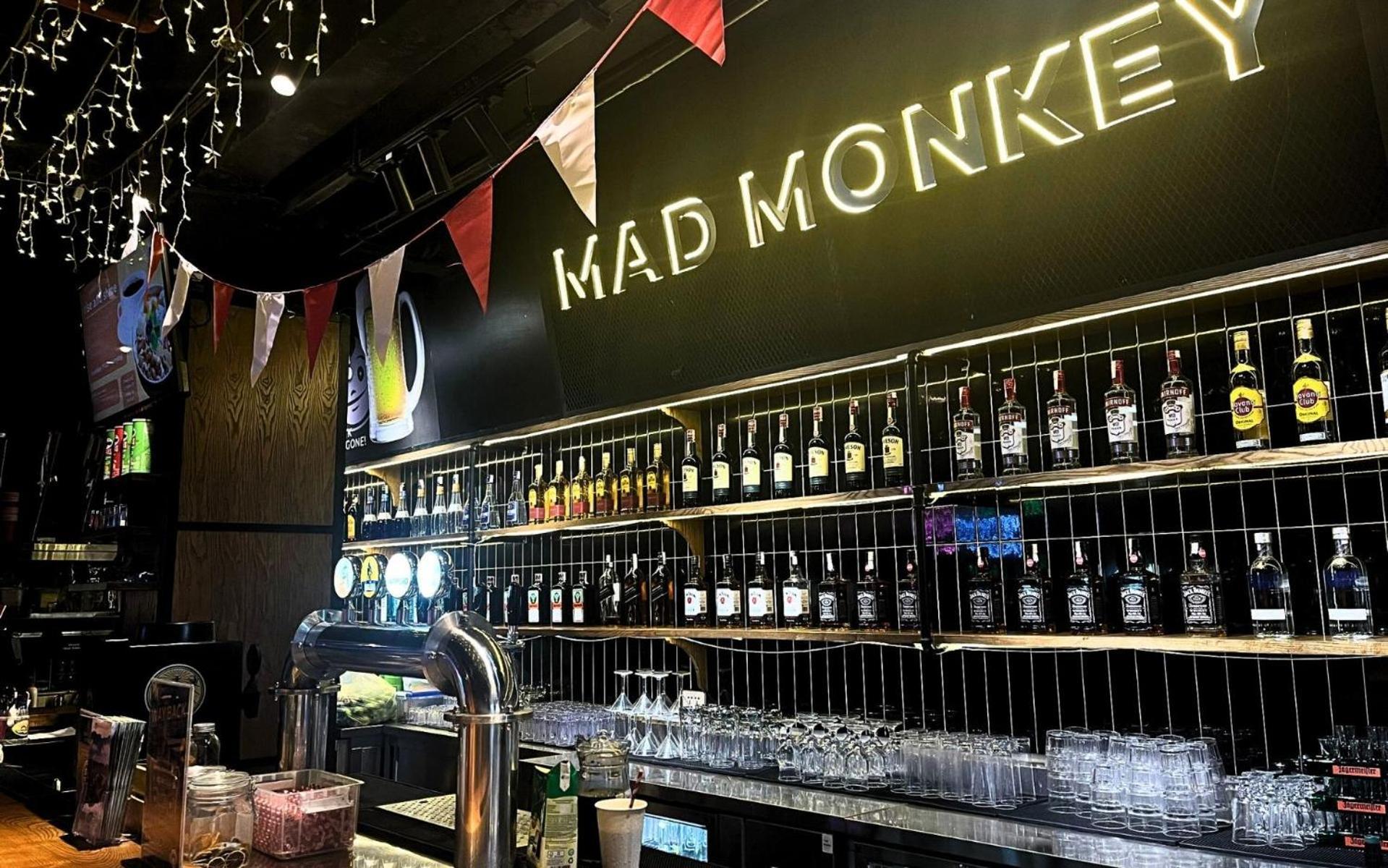 Mad Monkey Hanoi Hostel Buitenkant foto