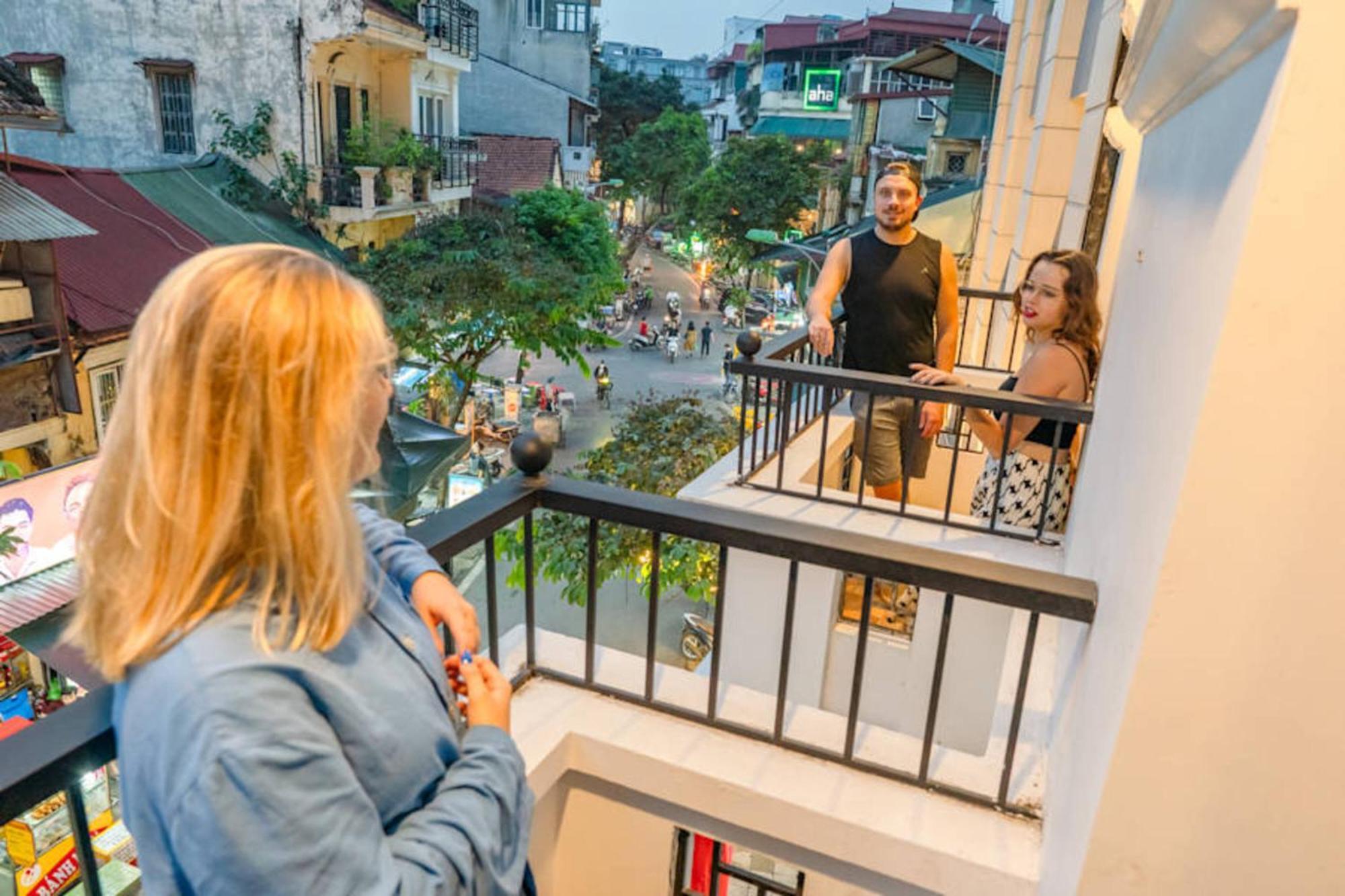 Mad Monkey Hanoi Hostel Buitenkant foto
